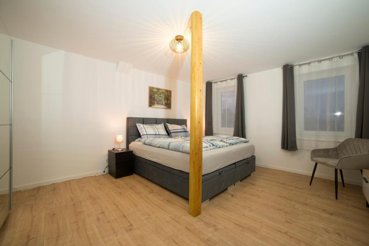 Apartment Schoene 80m2, 3 Schlafzimmer, 2 Baeder, Zentrumnah, 3og